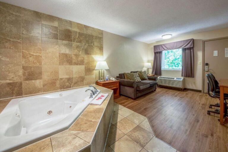 Econo lodge 2 768x512